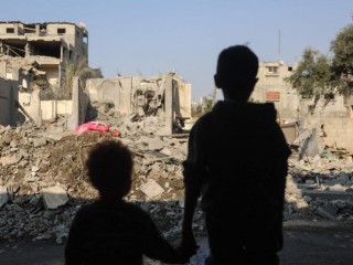 Trẻ em giữa đống đổ nát ở Gaza (Ảnh: AFP)