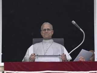 Đức Thánh Cha Lêô XIV ngỏ lời với các tín hữu hành hương trong giờ Kinh Truyền Tin hàng tuần từ cửa sổ Điện Tông Tòa ở Quảng trường Thánh Phêrô vào ngày 22 tháng 3 năm 2026 (Ảnh: Truyền thông Vatican)