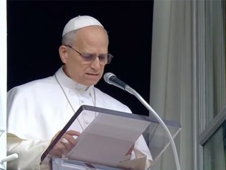 Đức Thánh Cha Lêô XIV  phát biểu trước các tín hữu hành hương tập trung tại Quảng trường Thánh Phêrô, Vatican để tham dự giờ Kinh Truyền Tin vào trưa Chúa nhật, ngày 1 tháng 3 năm 2026 (Ảnh: Truyền thông Vatican)