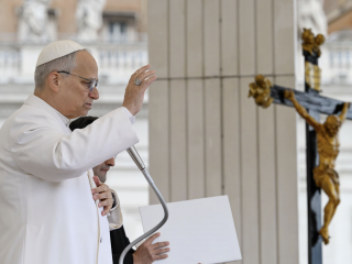 Đức Thánh Cha Lêô XIV ban phép lành trong buổi tiếp kiến ​​chung tại Quảng trường Thánh Phêrô vào ngày 1 tháng 4 năm 2026 (Ảnh: Truyền thông Vatican)