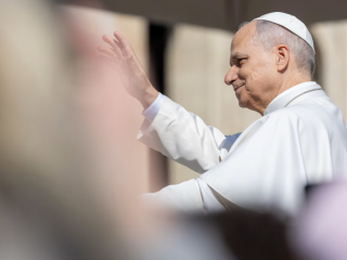 Đức Thánh Cha Lêô XIV vẫy tay chào các tín hữu trong buổi tiếp kiến ​​chung tại Quảng trường Thánh Phêrô vào ngày 25 tháng 3 năm 2026 (Ảnh: Daniel Ibanez/ EWTN News)