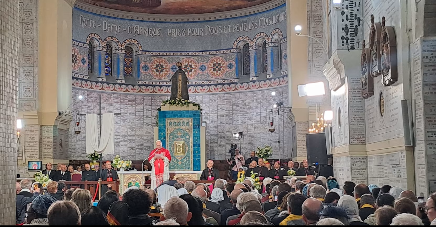 Đức Thánh Cha Lêô XIV gặp gỡ người dân Algeria tại Vương cung Thánh đường Đức Mẹ Châu Phi ở Algiers, Algeria, vào ngày 13 tháng 4 năm 2026 (Ảnh: AIGAV Pool)