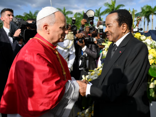 Đức Thánh Cha Lêô XIV được Tổng thống Paul Biya chào đón tại Cameroon vào ngày 15 tháng 4 năm 2026 (Ảnh @Truyền thông Vatican)