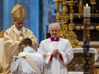 Đức Thánh Cha Lêô XIV chức Linh mục cho một tiến chức trong Thánh lễ tại Vương cung Thánh đường Thánh Phêrô ở Vatican vào ngày 26 tháng 4 năm 2026 (Ảnh: Daniel Ibáñez/ EWTN News)