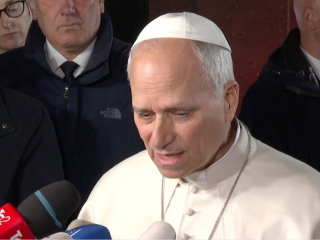 Đức Thánh Cha Lêô XIV phát biểu với báo giới bên ngoài dinh thự Giáo hoàng tại Castel Gandolfo trước khi trở về Rôma vào ngày 7 tháng 4 (Ảnh: Valentina Di Donato/ EWTN News)