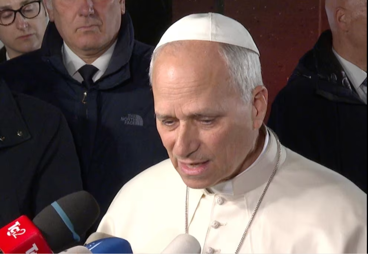 Đức Thánh Cha Lêô XIV phát biểu với báo giới bên ngoài dinh thự Giáo hoàng tại Castel Gandolfo trước khi trở về Rôma vào ngày 7 tháng 4 (Ảnh: Valentina Di Donato/ EWTN News)