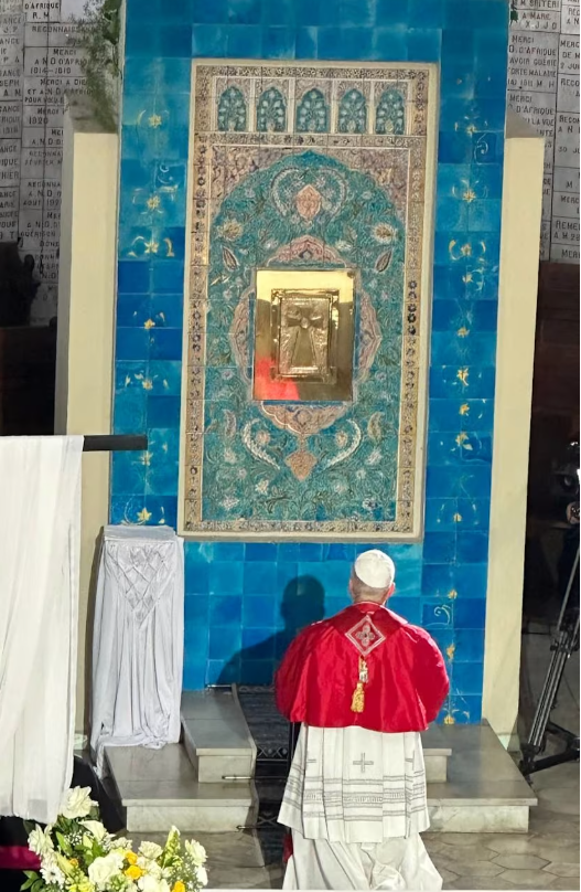 Đức Thánh Cha Lêô XIV cầu nguyện trước Nhà tạm tại Vương cung Thánh đường Đức Mẹ Châu Phi ở Algiers, Algeria, vào ngày 13 tháng 4 năm 2026, ngày đầu tiên của chuyến Tông du đến bốn quốc gia ở Châu Phi (Ảnh: AIGAV Pool)