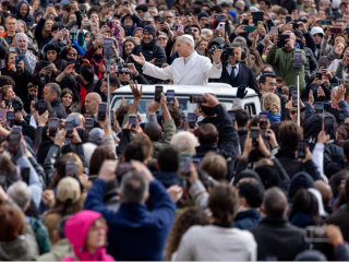 Đức Thánh Cha Lêô XIV chào đón các tín hữu tập trung tại Quảng trường Thánh Phêrô trong buổi tiếp kiến ​​chung vào thứ Tư ngày 1 tháng 4 năm 2026 (Ảnh: Daniel Ibanez/ EWTN News)