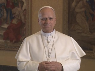 Đức Thánh Cha Lêô XIV ngỏ lời với các tham dự viên tham dự một sự kiện tại Đại học DePaul ở Chicago, nhân kỷ niệm 15 năm bãi bỏ án tử hình ở Illinois, quê hương của vị Giáo hoàng sinh ra tại Hoa Kỳ. Đức Thánh Cha Lêô khẳng định Giáo huấn của Giáo hội Công giáo, coi án tử hình là điều "không thể chấp nhận được vì nó là sự tấn công nhắm vào tính bất khả xâm phạm và phẩm giá của con người" (Ảnh chụp màn hình OSV News/ Catholic Mobilizing Network, YouTube)