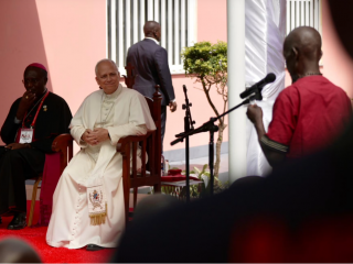 Đức Thánh Cha Lêô XIV thăm một viện dưỡng lão ở Saurimo, Angola, vào ngày 20 tháng 4 năm 2026 (Ảnh: Patrick Leonard/ EWTN News)