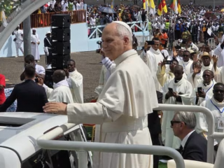 Đức Thánh Cha Lêô XIV chào đón 120.000 người tập trung tại Sân vận động Japoma ở Douala, Cameroon, để tham dự Thánh lễ do Đức Thánh Cha cử hành vào ngày 17 tháng 4 năm 2026 (Ảnh: George Wirnkar/ ACI Africa)