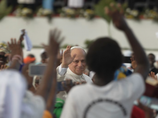 Đức Thánh Cha Lêô XIV  chào đón giới trẻ tại Đền thánh Đức Mẹ  Muxima ở Kimbaxe, Angola, vào ngày 19 tháng 4 năm 2026 (Ảnh: Patrick Leonard/ EWTN News)