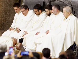 Đức Thánh Cha Lêô XIV rửa chân các Linh mục trong Thánh lễ Tiệc Ly tại Vương cung Thánh đường Thánh Gioan Latêranô ở Rôma vào Thứ Năm Tuần Thánh, ngày 2 tháng 4 năm 2026 (Ảnh: Daniel Ibáñez/ EWTN News