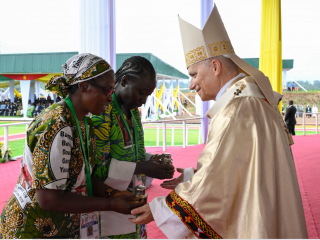 Đức Thánh Cha Lêô XIV  nhận lễ vật trong phần dâng của lễ trong Thánh lễ tại Sân bay Quốc tế Bamenda, Cameroon vào ngày 16 tháng 4 năm 2026. | Nguồn: Vatican Media