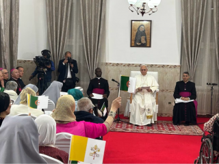 Đức Thánh Cha Lêô XIV thăm viện dưỡng lão “Ma Maison” ở Annaba, Algeria, ngày 14 tháng 4 năm 2026 (Ảnh: AIGAV Pool)