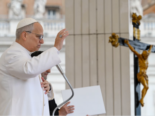 Đức Thánh Cha Lêô XIV ban phép lành Tòa Thánh vào cuối buổi tiếp kiến ​​chung tại Quảng trường Thánh Phêrô, thứ Tư, ngày 1 tháng 4 năm 2026 (Ảnh @Truyền thông Vatican)