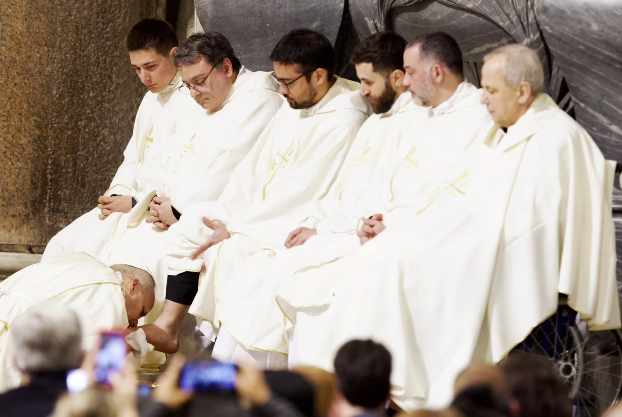 Đức Thánh Cha Lêô XIV rửa chân các Linh mục trong Thánh lễ Tiệc Ly tại Vương cung Thánh đường Thánh Gioan Latêranô ở Rôma vào Thứ Năm Tuần Thánh, ngày 2 tháng 4 năm 2026 (Ảnh: Daniel Ibáñez/ EWTN News