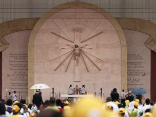 Đức Thánh Cha Lêô XIV  cử hành Thánh lễ tại Sân vận động Malabo ở Guinea Xích đạo vào ngày 23 tháng 4 năm 2026 (Ảnh: Patrick Leonard/ EWTN News)