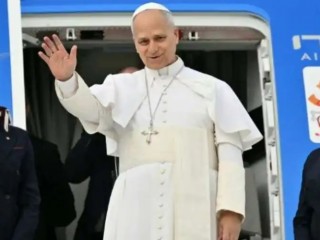 Đức Thánh Cha Lêô XIV vẫy tay chào khi ngài lên chuyến bay đưa ngài tới Algiers tại sân bay Fiumicino của Rome vào ngày 13/4 (Ảnh: AFP)