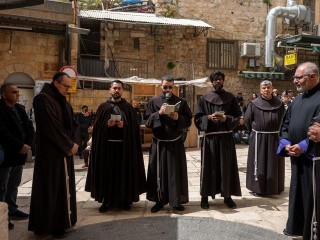 Các Tu sĩ Dòng Phanxicô tham dự buổi đi Chặng Đàng Thánh Giá tại Giêrusalem (Ảnh: Vatican News)