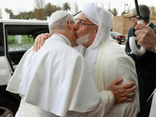 Đức Thánh Cha Lêô XIV trao nụ hôn hòa bình với Imam Mohamed Mamoun Al Qasimi tại Thánh đường Hồi giáo lớn Algiers, ngày 13 tháng 4 năm 2026  (Ảnh @Truyền thông Vatican)