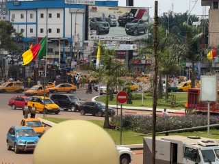 Quóc kỳ Cameroon và Vatican tung bay tại một vòng xoay ở Yaoundé (Ảnh: Vatican NewS)