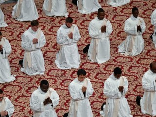 Các Linh mục được Đức Thánh Cha Lêô XIV truyền chức vào năm ngoái tại Vương cung Thánh đường Thánh Phêrô (Ảnh @Truyền thông Vatican)