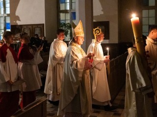 Đức Giám mục Jourdan cử hành Thánh lễ Canh thức Vọng Phục Sinh (Ảnh: Elena Kovpak)