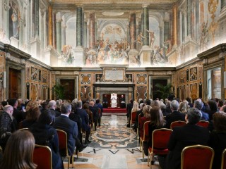 Đức Thánh Cha Lêô XIV phát biểu trước các nghị sĩ thuộc  Đảng Nhân dân Châu Âu (Ảnh @Truyền thông Vatican)