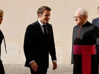Đức Ông Leonardo Sapienza, Chủ tịch phủ Giáo Hoàng, chào đón Tổng thống Pháp Emmanuel Macron và phu nhân Brigitte Macron khi họ đến sân San Damaso tại Vatican vào ngày 24 tháng 10 năm 2022 để có buổi tiếp kiến ​​riêng với Đức cố Giáo hoàng Phanxicô (Ảnh: AFP)