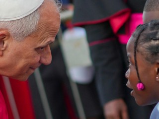 Đức Thánh Cha Lêô XIV  lắng nghe một bé gái khi ngài đến Giáo xứ Đức Mẹ Fatima ở Luanda, Angola, để gặp gỡ các Giám mục, Linh mục, các tu sĩ nam nữ và các nhân viên mục vụ hôm thứ Hai, ngày 20 tháng 4 năm 2026, ngày thứ tám trong chuyến Tông du  châu Phi  kéo dài 11 ngày (Ảnh: Andrew Medichini/ AP)