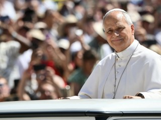 Đức Thánh Cha Lêô XIV trong buổi tiếp kiến ​​chung hàng tuần tại Quảng trường Thánh Phêrô, Vatican vào ngày 27 tháng 5 năm 2026. (Ảnh: Alberto PIZZOLI / AFP)