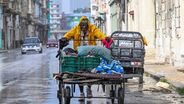 Một người đàn ông đẩy xe hàng trên đường phố Havana vào ngày 17 tháng 3 năm 2026. Cùng ngày hôm đó, Cuba đang nỗ lực khôi phục điện sau sự cố mất điện trên diện rộng xảy ra trên hòn đảo cộng sản, đúng vào thời điểm Tổng thống Mỹ Donald Trump tuyên bố ý định "nắm quyền" kiểm soát đất nước (Ảnh: YAMIL LAGE / AFP)