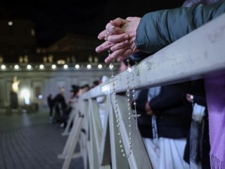 Một buổi lần Chuỗi Mân Côi ở Quảng trường Thánh Phêrô (Ảnh © Ansa/ Marco Iacobucci/ SOPA Images via ZUMA Press Wire)
