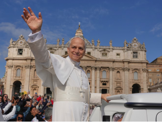 Đức Thánh Cha Lêô XIV tại Quảng trường Thánh Phêrô tại Vatican trước Thánh lễ nhậm chức Giáo hoàng, Chúa nhật, ngày 18 tháng 5 năm 2025 (Ảnh: Andrew Medichini/ AP)