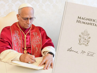 Đức Thánh Cha Lêô XIV  thông báo về việc công bố Thông điệp 'Magnifica Humanitas' ("Nhân tính Cao cả") vào ngày 15 tháng 5 năm 2026 | Nguồn: Truyền thông Vatican. Hình ảnh được biên tập bởi: EWTN News)