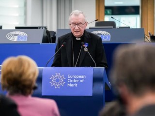 Đức Hồng y Parolin nhận Huân chương Công trạng Châu Âu (Ảnh ©Nghị viện Châu Âu)