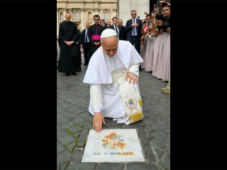 Đức Thánh Cha Lêô XIV quỳ gối tại nơi Thánh Giáo hoàng Gioan Phaolô II bị ám sát (Ảnh: Vatican News)
