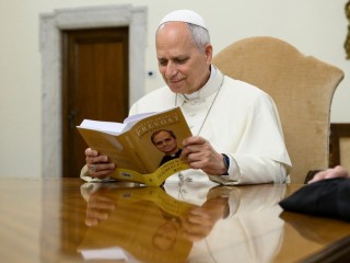 Đức Thánh Cha Lêô XIV đang đọc tác phẩm 'Tự do trong ân sủng' (Ảnh: Truyền thông Vatican)