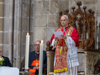 Đức Thánh Cha Lêô XIV phát biểu tại Nhà thờ Thánh Giá và Thánh Eulalia ở Barcelona, ​​Tây Ban Nha, ngày 9 tháng 6 năm 2026 (Ảnh: Daniel Ibáñez/ EWTN News)