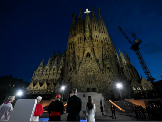 “Vương cung Thánh đường Sagrada Família là nhà thờ cao nhất thế giới – không phải để nổi bật trong các bảng xếp hạng thế tục, mà để hướng dẫn bước chân của dân Chúa", Đức Thánh Cha Lêô XIV nói vào ngày 10 tháng 6 năm 2026 tại Barcelona, ​​Tây Ban Nha  (Ảnh: Truyền thông Vatican)