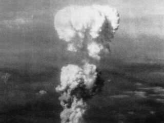 Đám mây nguyên tử trên Hiroshima, ngày 6 tháng 8 năm 1945. | Nguồn ảnh: Bernard Waldman/ Phạm vi công cộng thông qua chính phủ Hoa Kỳ)