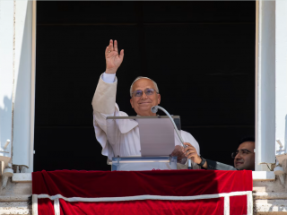 Đức Thánh Cha Lêô XIV  chào đón các tín hữu hành hương tập trung tại Quảng trường Thánh Phêrô, Vatican để tham dự giờ Kinh Truyền Tin vào ngày 14 tháng 6 năm 2026 (Ảnh: Truyền thông Vatican)