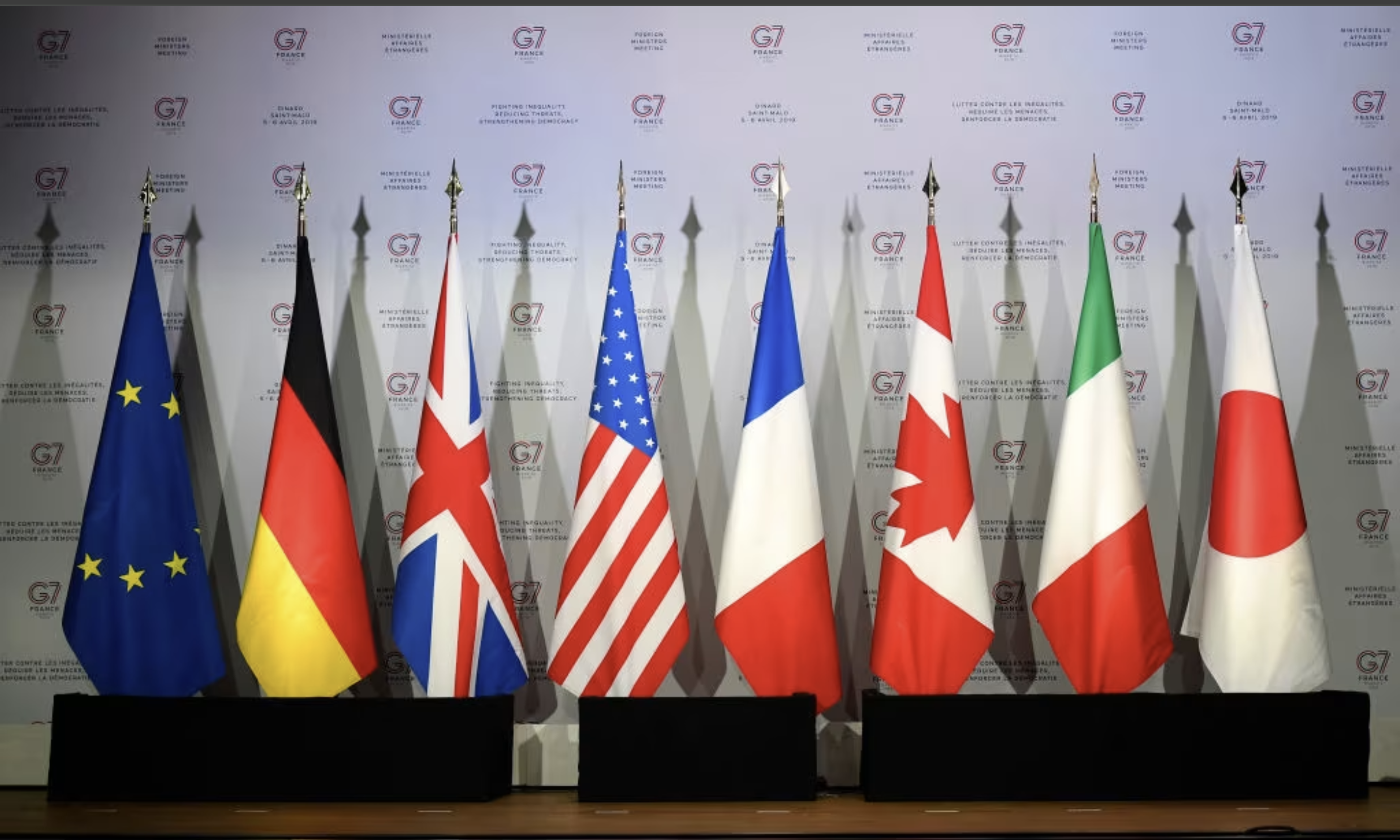 Cờ Liên minh châu Âu, Đức, Vương quốc Anh, Hoa Kỳ, Pháp, Canada, Ý và Nhật Bản (Ảnh: Damien Meyer/AFP qua Getty Images)