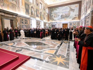 Đức Thánh Cha Lêô XIV chào đón các Hội Truyền giáo Giáo hoàng (Ảnh: Truyền thông Vatican)