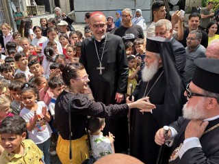 Trẻ em ở Gaza chào đón Hồng y Pizzaballa và Thượng phụ Chính thống giáo Hy Lạp Theophilos III (Ảnh: Vatican News)
