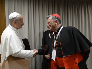Đức Thánh Cha Lêô XIV chào đón Đức Hồng Y Mario Grech (Ảnh: @Truyền thông Vatican)