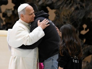 Đức Thánh Cha Lêô XIV ôm một thanh niên  (Ảnh: Truyền thông Vatican)