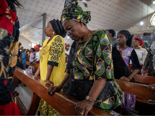 Các tín hữu Công giáo tham dự Thánh lễ tại Nhà thờ Thánh Michael ở Minna, Nigeria, vào ngày 30 tháng 11 năm 2025, để cầu nguyện cho sự trở về an toàn của các học sinh trường Công giáo Thánh Mary bị bắt cóc hồi đầu tháng (Ảnh: Light Oriye Tamunotonye/ AFP via Getty Images)