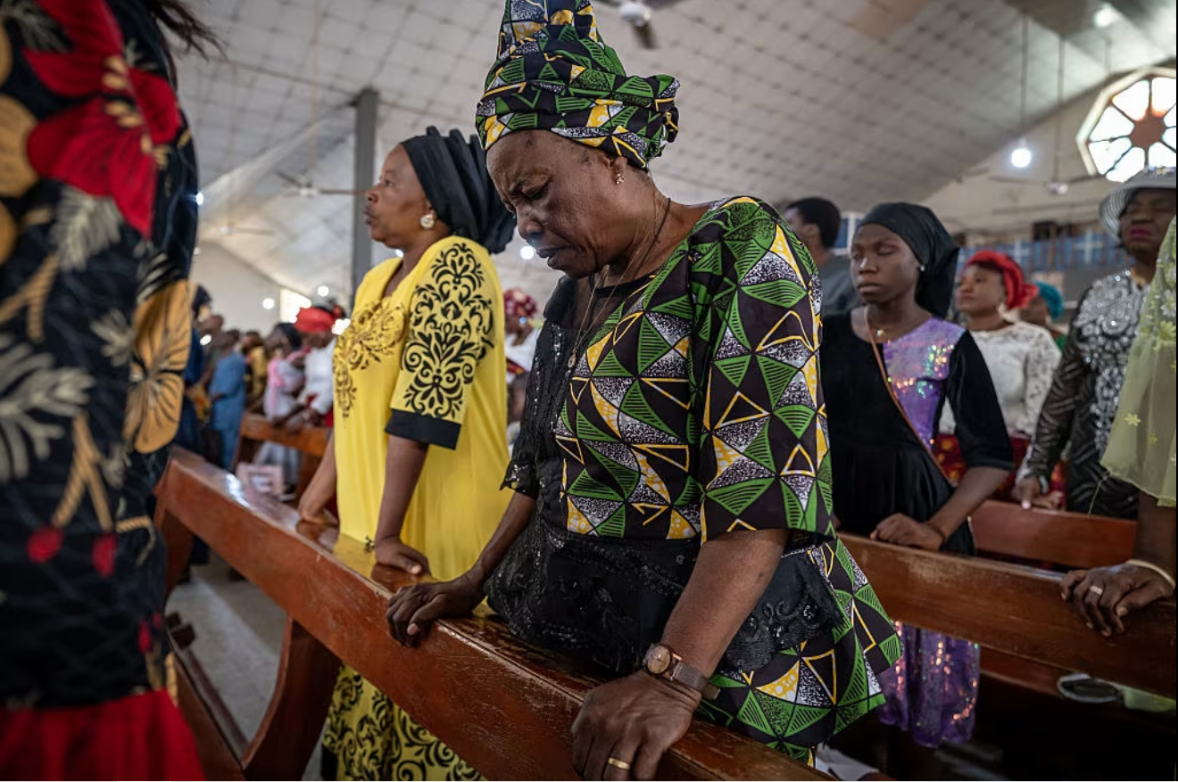 Các tín hữu Công giáo tham dự Thánh lễ tại Nhà thờ Thánh Michael ở Minna, Nigeria, vào ngày 30 tháng 11 năm 2025, để cầu nguyện cho sự trở về an toàn của các học sinh trường Công giáo Thánh Mary bị bắt cóc hồi đầu tháng (Ảnh: Light Oriye Tamunotonye/ AFP via Getty Images)